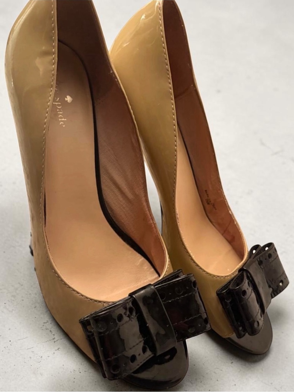 Kate Spade Tan Patent Leather Bow Open Toe Pump Size 7